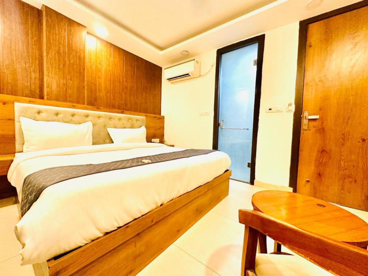 Hotel Qubic Near Igi Delhi Airport Нью-Дели Экстерьер фото