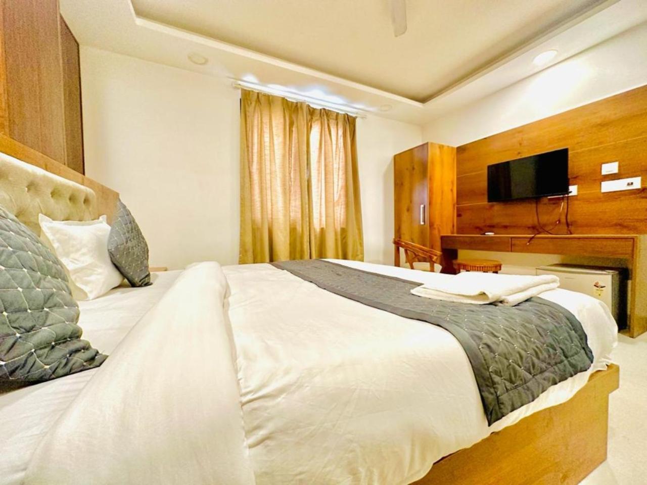 Hotel Qubic Near Igi Delhi Airport Нью-Дели Экстерьер фото