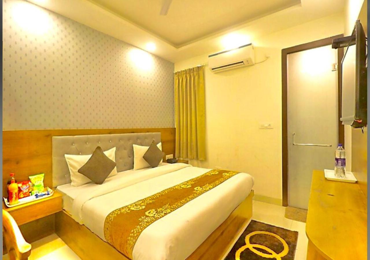 Hotel Qubic Near Igi Delhi Airport Нью-Дели Экстерьер фото
