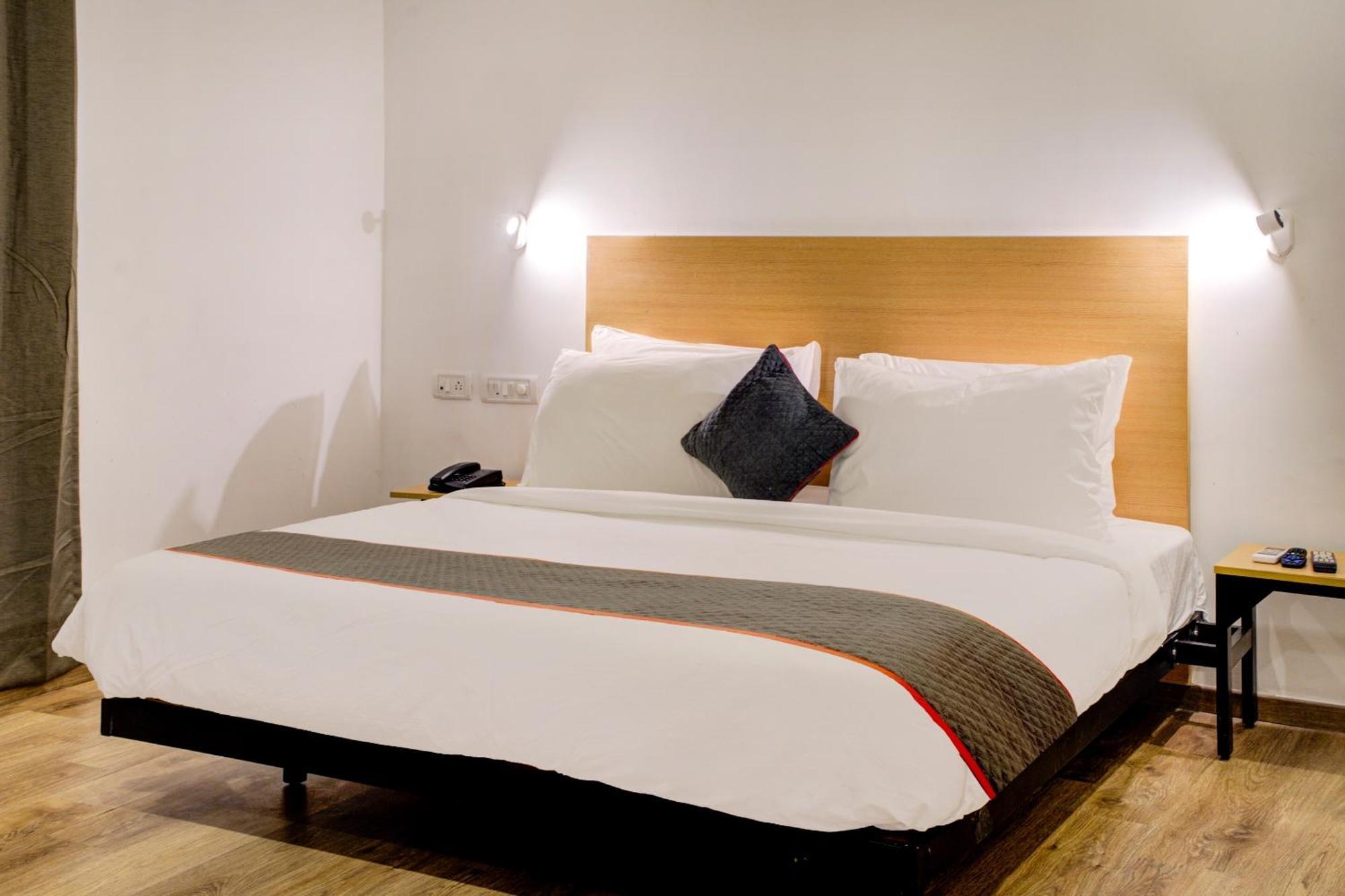 Hotel Qubic Near Igi Delhi Airport Нью-Дели Экстерьер фото