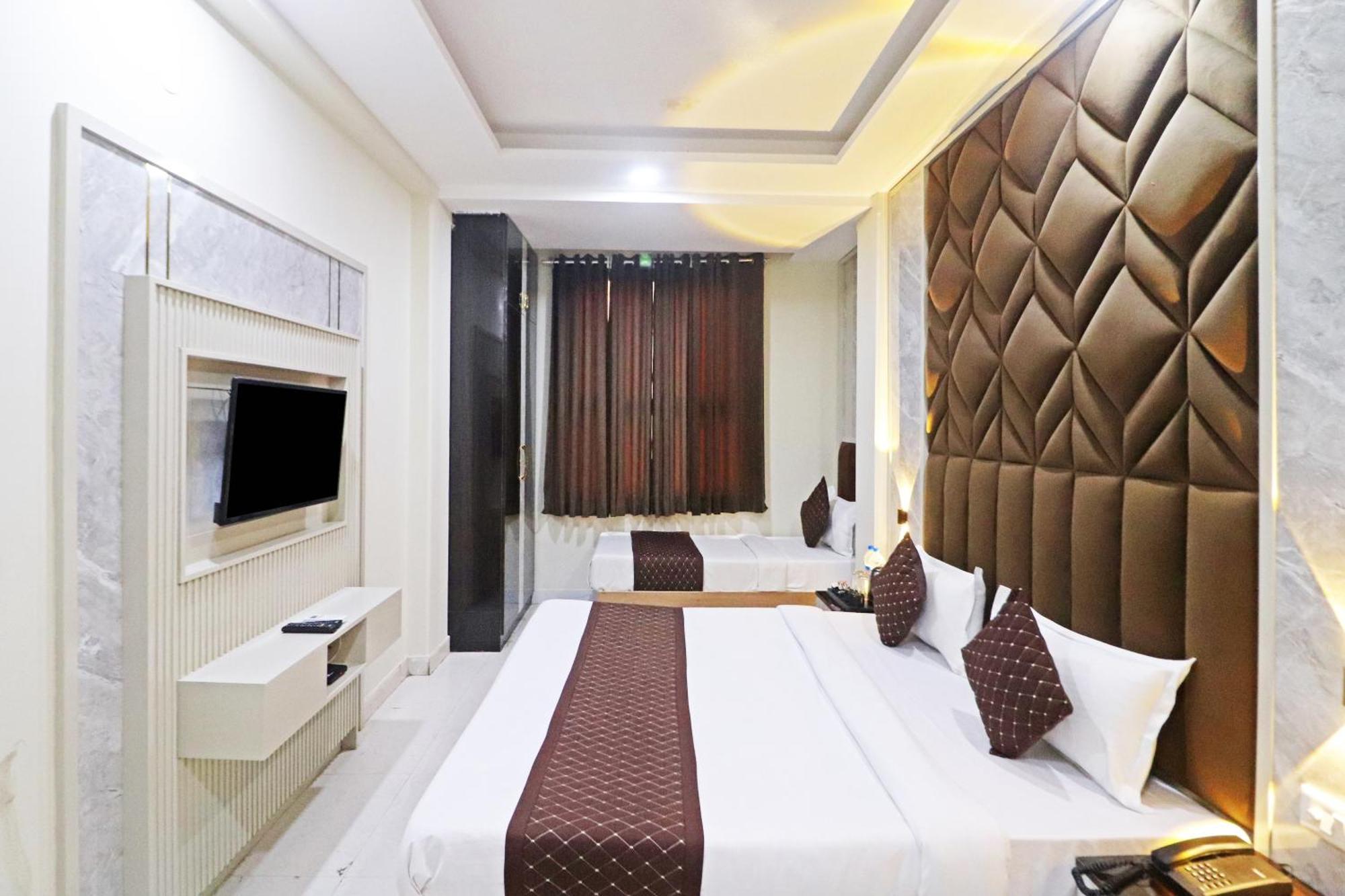 Hotel Qubic Near Igi Delhi Airport Нью-Дели Экстерьер фото