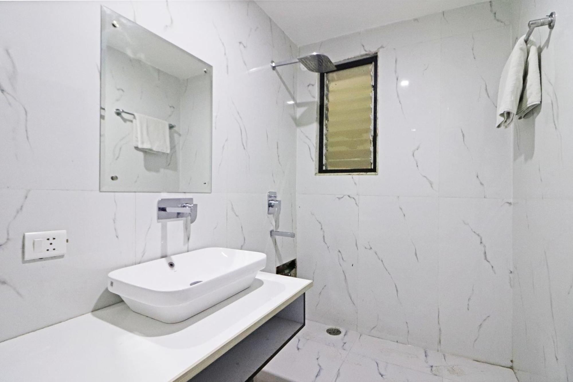 Hotel Qubic Near Igi Delhi Airport Нью-Дели Экстерьер фото