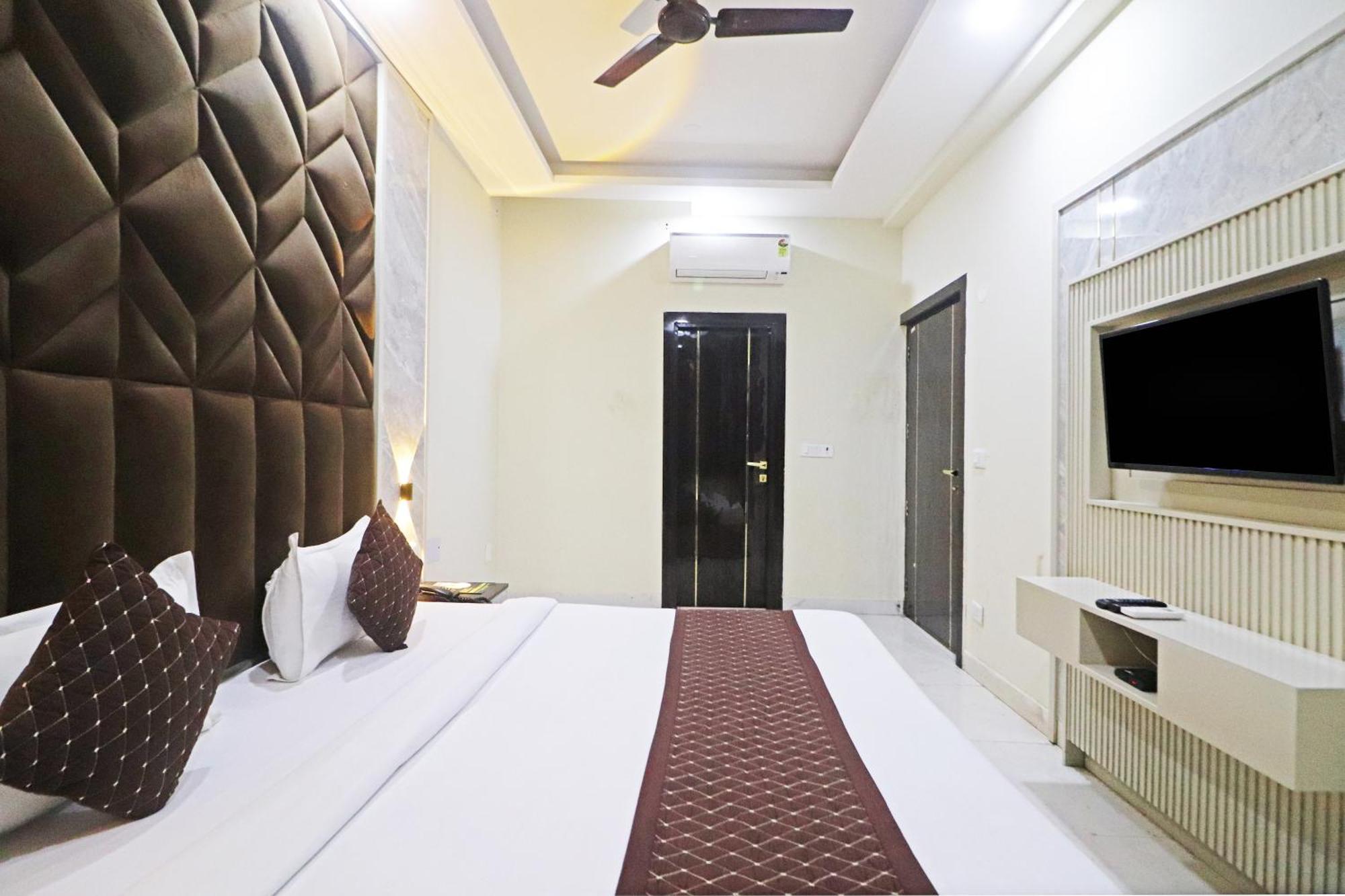 Hotel Qubic Near Igi Delhi Airport Нью-Дели Экстерьер фото
