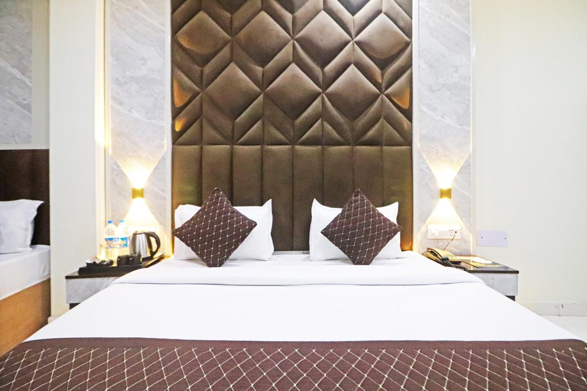 Hotel Qubic Near Igi Delhi Airport Нью-Дели Экстерьер фото